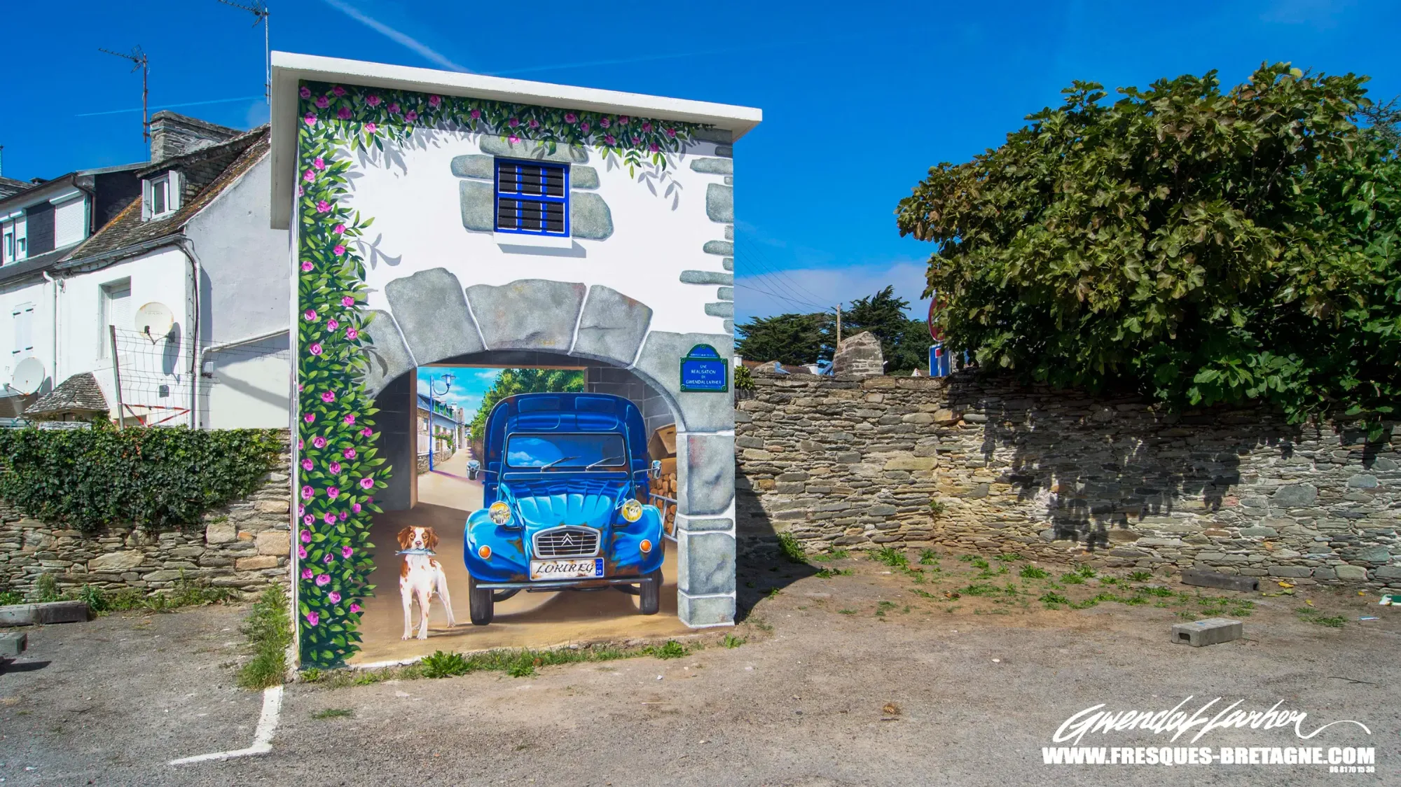 Habillage en trompe-l'œil d'un poste électrique, ouverture fictive faux garage, Locquirec